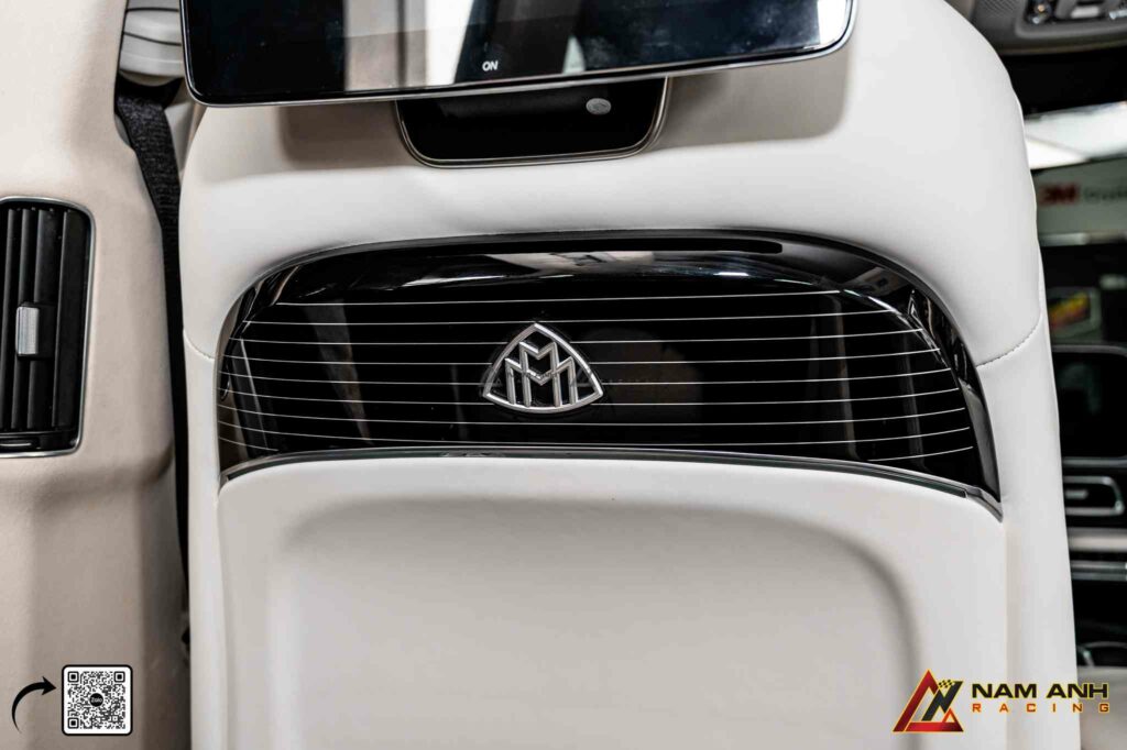 Khoang sau Maybach tích hợp tủ lạnh mini và hộc làm mát tiện nghi.