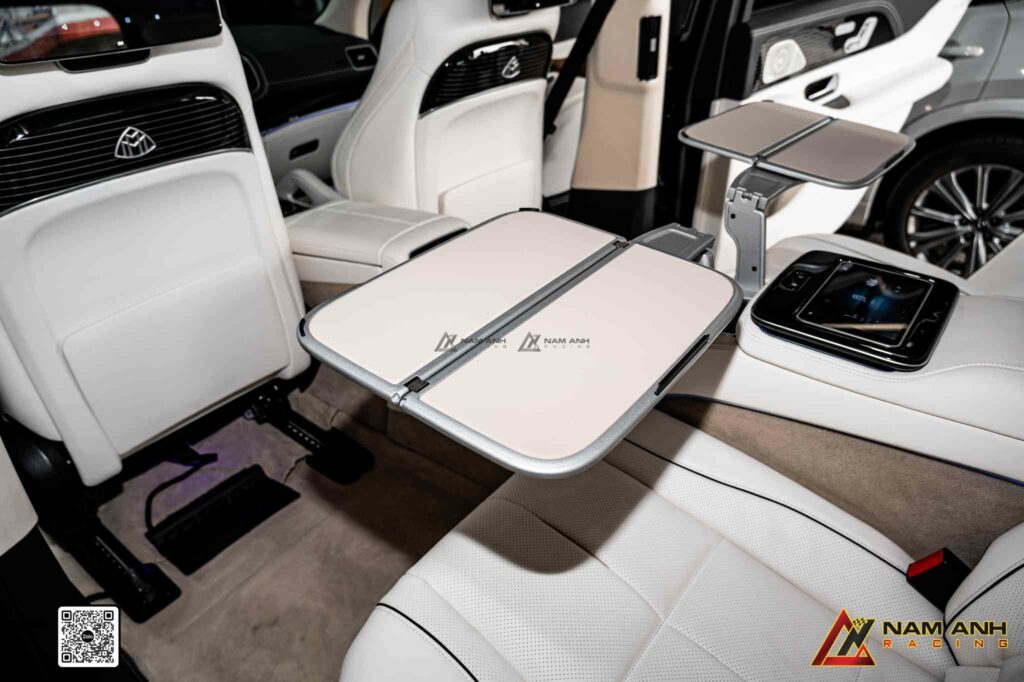 Bàn làm việc mini sang trọng, tiện cho xử lý công việc khi di chuyển.