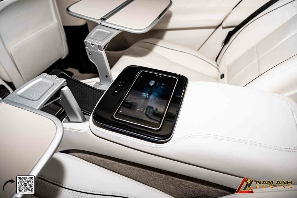 Ghế VIP bên phải ngả 140° với bệ đỡ chân, tạo cảm giác thư giãn tuyệt đối.