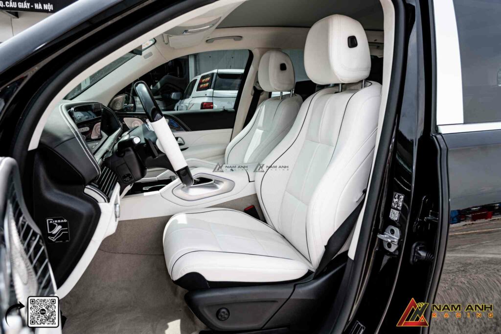 Không gian nội thất Maybach hạng thương gia, tinh tế trong từng đường nét.