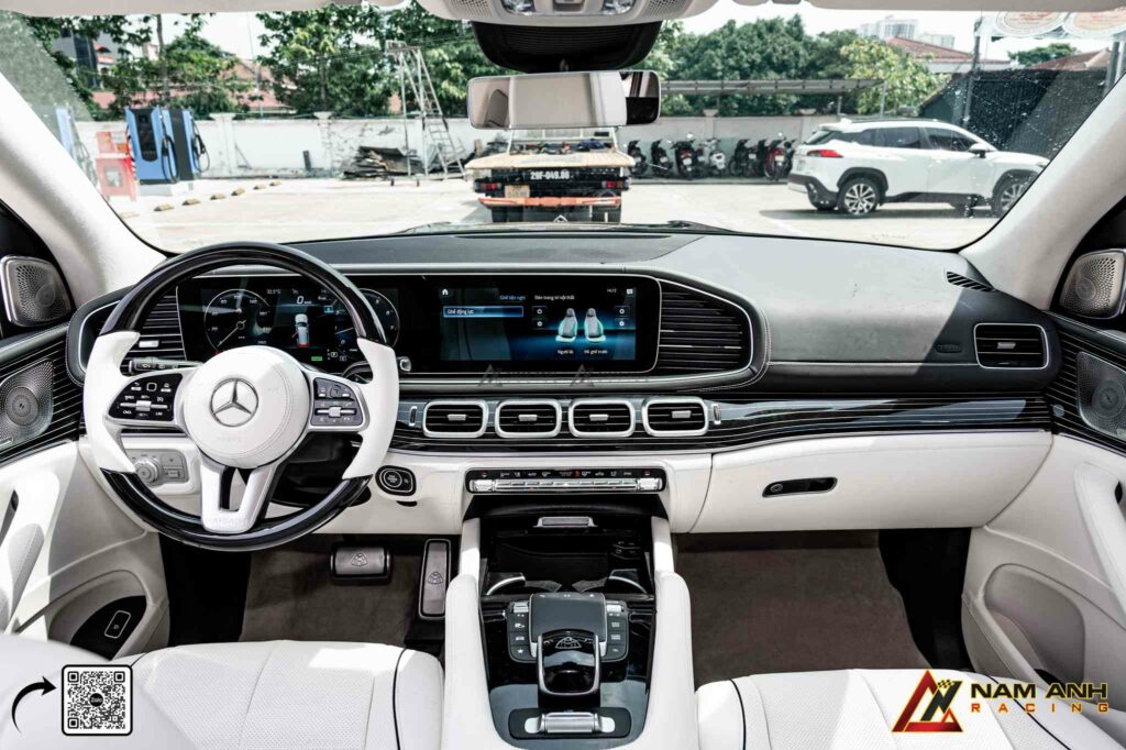 Chi tiết vô lăng Maybach 2 tông màu, mang đậm dấu ấn thượng lưu.
