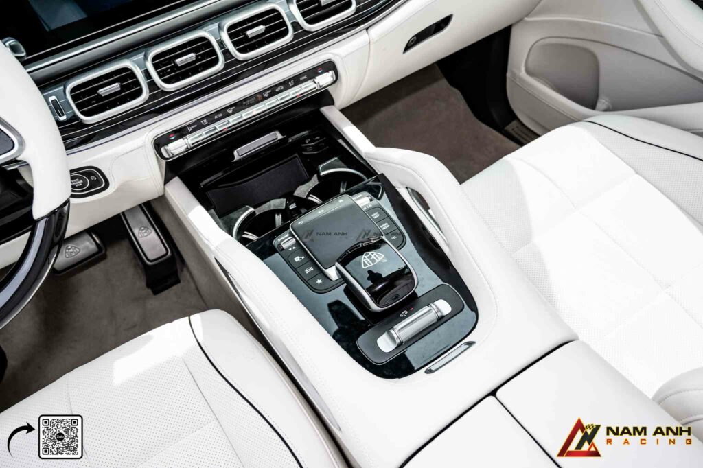 Khoang lái Maybach bọc da cao cấp, ốp Piano Black bóng bẩy.