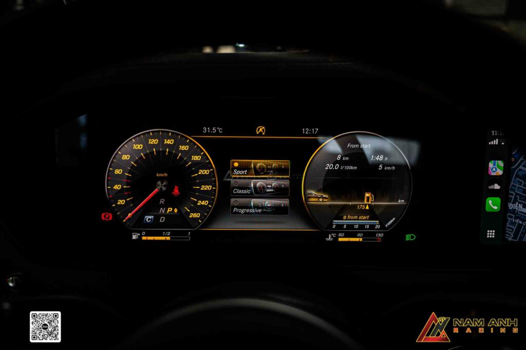 Cụm ODO kỹ thuật số hiển thị tốc độ, vòng tua và cảnh báo an toàn rõ ràng.