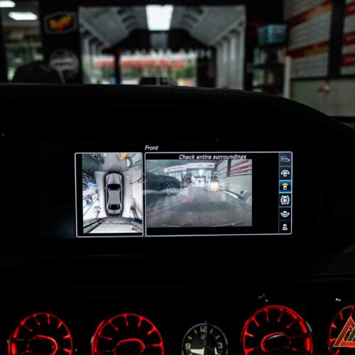 Giao diện mới hiện đại, hiển thị sắc nét đẳng cấp Mercedes-Benz.