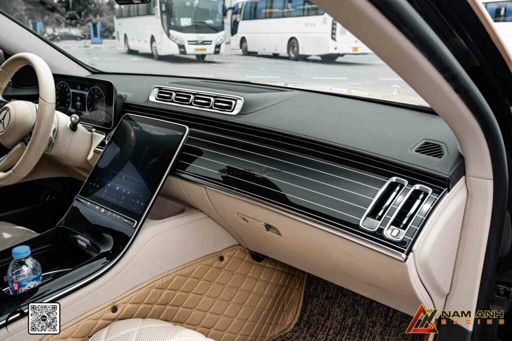 Không gian nội thất Maybach trở nên sang trọng và hiện đại với trims Piano Black.