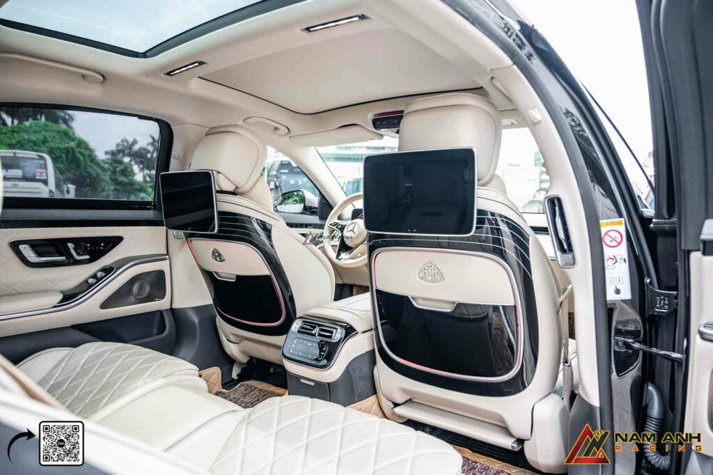 Ốp lưng ghế Maybach tinh xảo, kết hợp da cao cấp và chrome sáng bóng