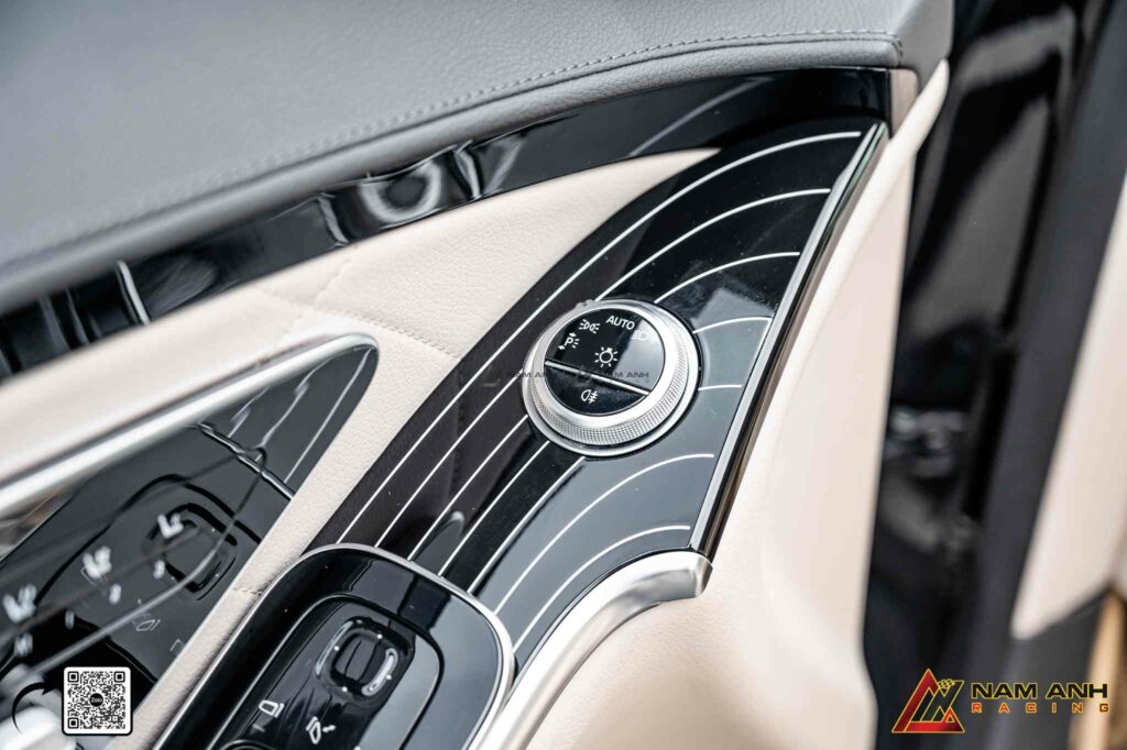 Bề mặt Piano Black hòa quyện giữa ánh sáng, da và kim loại, tạo cảm giác cao cấp.