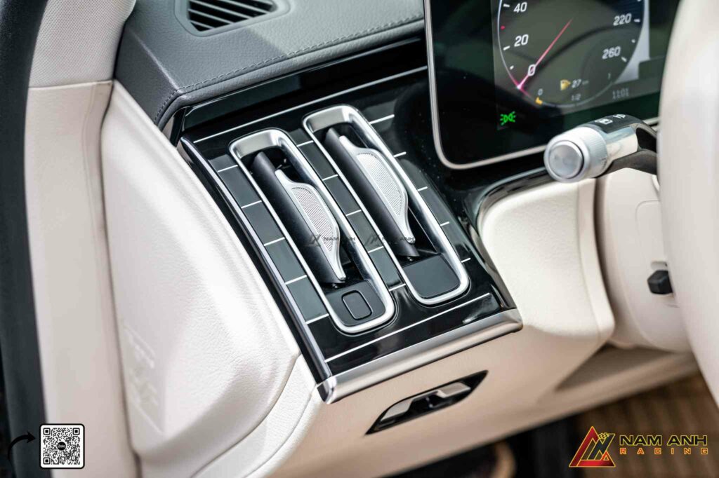 Chi tiết Piano Black Maybach thể hiện sự tỉ mỉ và tinh xảo trong từng đường hoàn thiện.