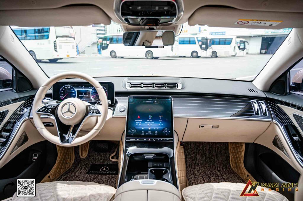 Chi tiết ốp Piano Black thay thế ốp gỗ truyền thống, tôn lên phong cách Maybach tinh tế.