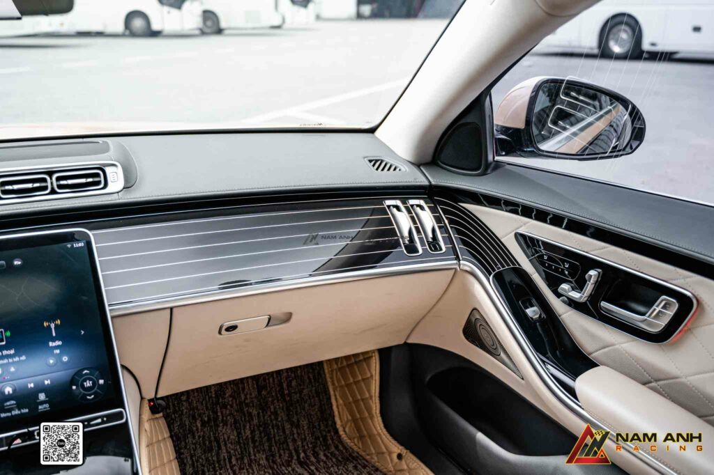 Ốp nội thất Piano Black lắp chuẩn zin, đảm bảo độ khớp hoàn hảo trên bảng điều khiển.