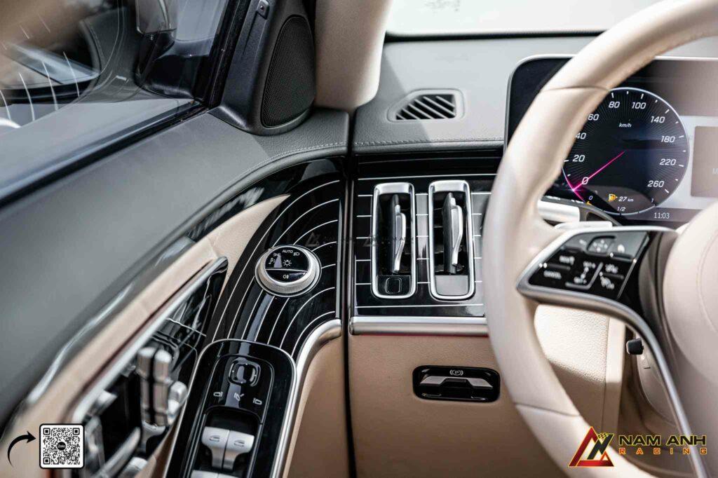 Trims Piano Black Maybach mang lại chiều sâu và hiệu ứng tương phản đẳng cấp.