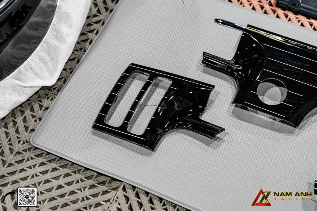 Kỹ thuật viên Nam Anh Racing thi công lắp đặt chuẩn xác, giữ nguyên kết cấu xe.