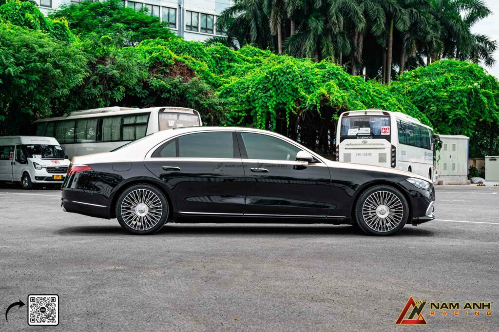 Đường viền chrome sáng bóng giúp thân xe S450 nổi bật phong cách Maybach.