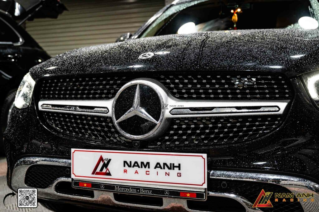 Hệ thống Distronic Plus giúp Mercedes GLC 200 2022 duy trì tốc độ và khoảng cách an toàn.