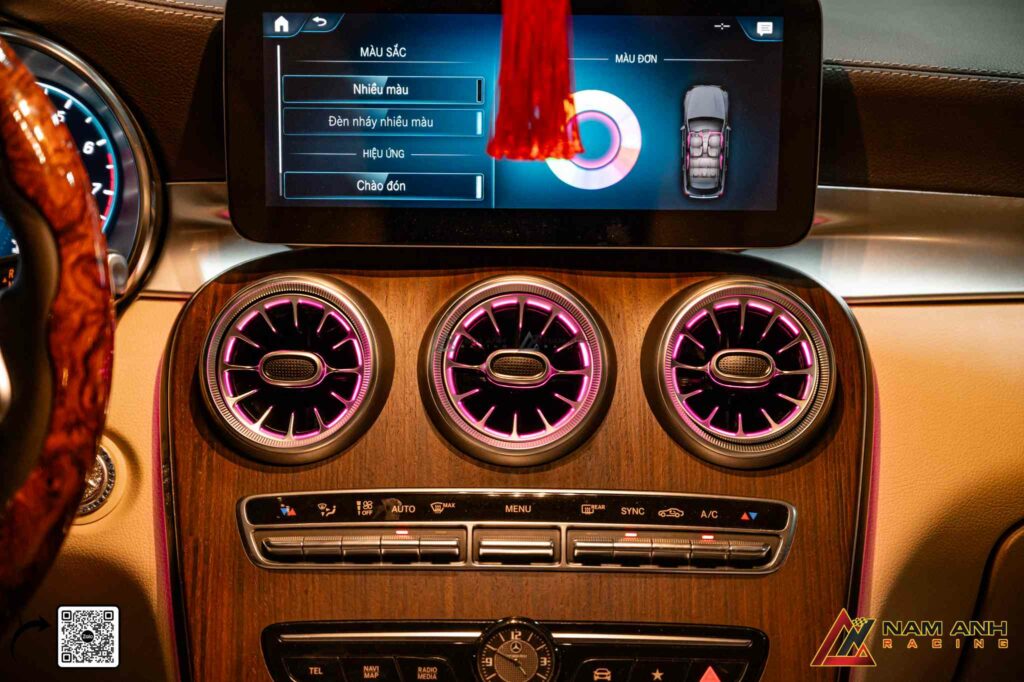 Công nghệ Distronic Plus giúp GLC 200 tăng giảm tốc độ linh hoạt theo xe phía trước.