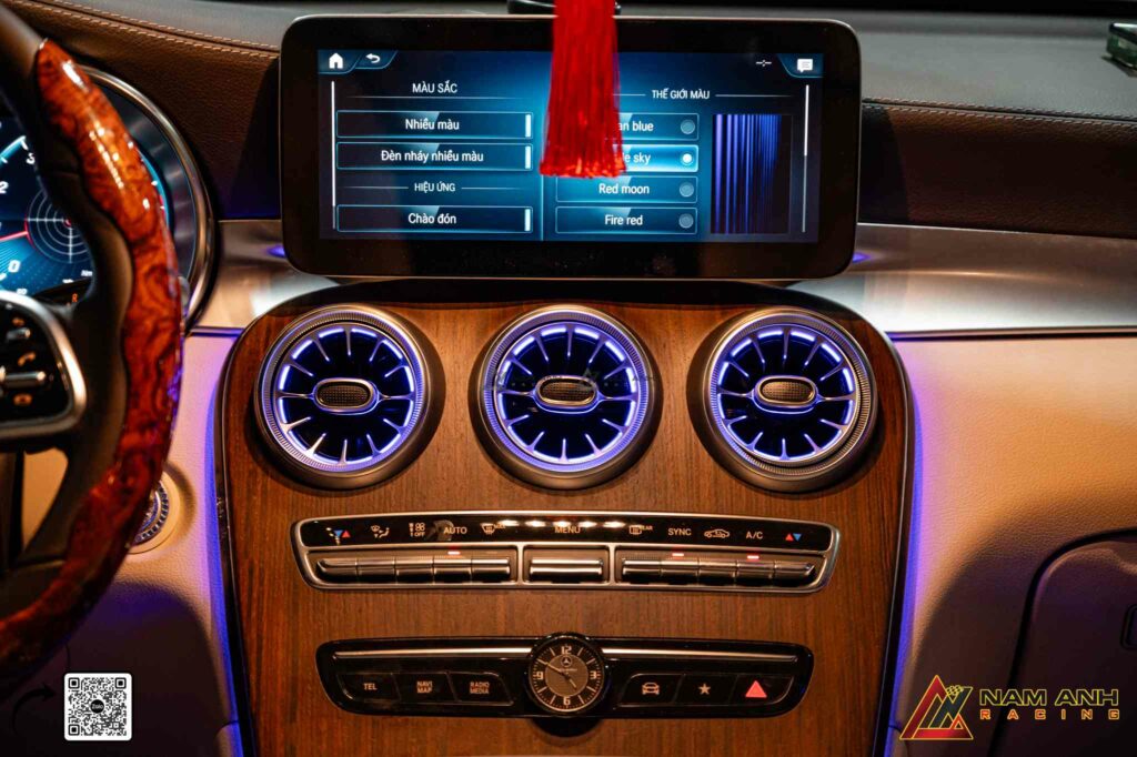 Cảm biến thông minh phát hiện nguy cơ va chạm và cảnh báo kịp thời cho người lái.