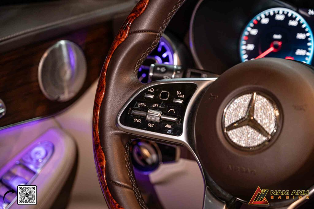 Người lái dễ dàng điều chỉnh khoảng cách mong muốn qua nút điều khiển vô lăng GLC 200.