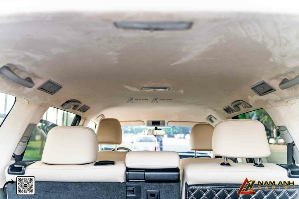 Tone màu nội thất trầm sang, thể hiện gu thẩm mỹ của người cầm lái.