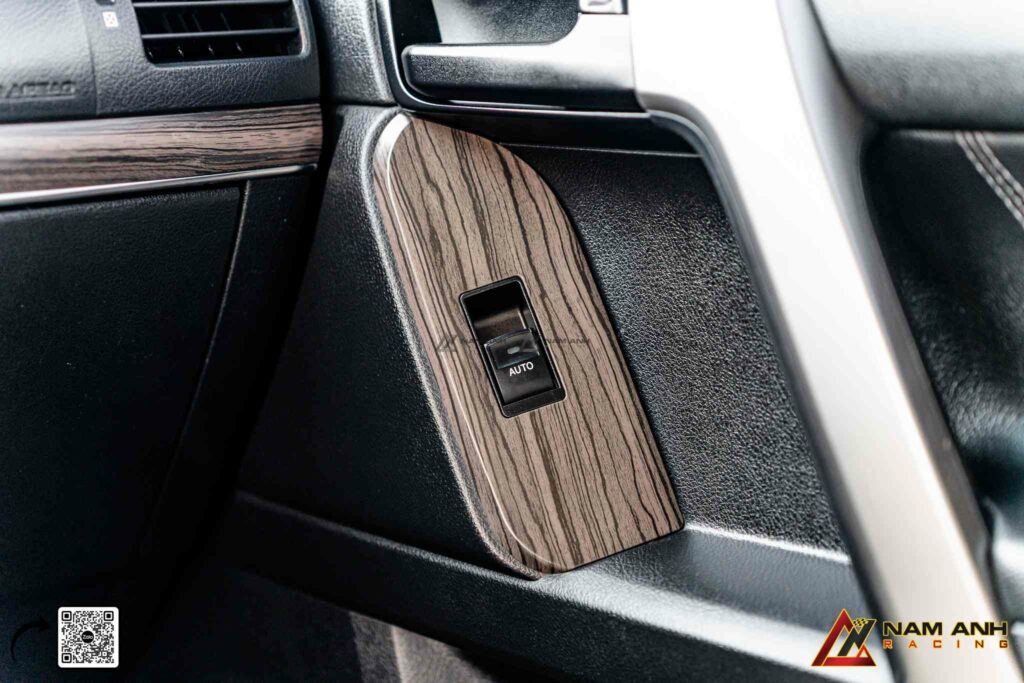 Ốp vân gỗ và mạ Chrome cao cấp – điểm nhấn thẩm mỹ tinh tế