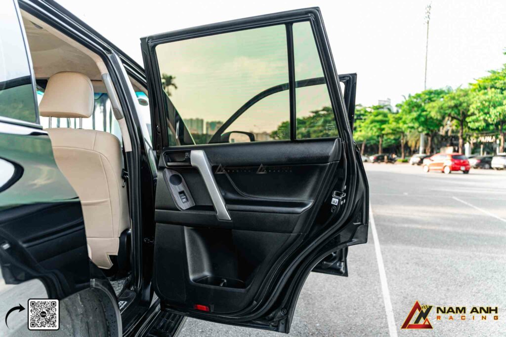 Cánh cửa thiết kế liền khối, mang lại cảm giác chắc chắn và vững chãi