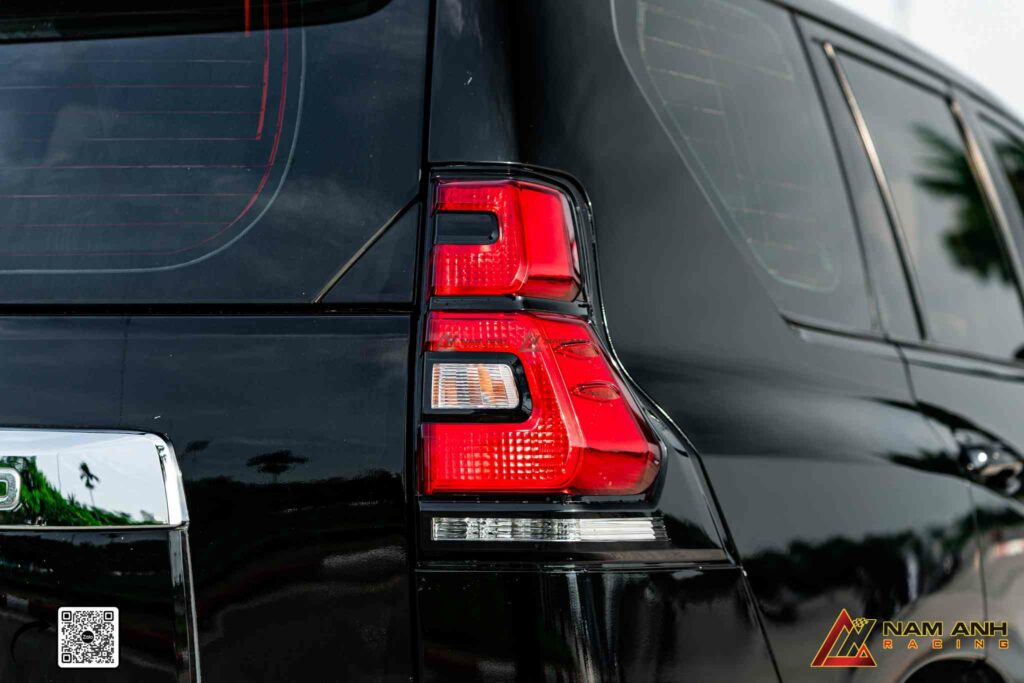 Đèn hậu LED Prado 2022 tinh xảo, nổi bật và cuốn hút trong mọi góc nhìn.