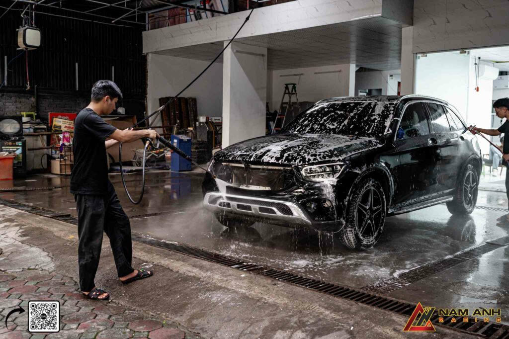 Rửa xe và tẩy ố kỹ lưỡng giúp bề mặt sơn sạch hoàn toàn trước khi dán PPF.