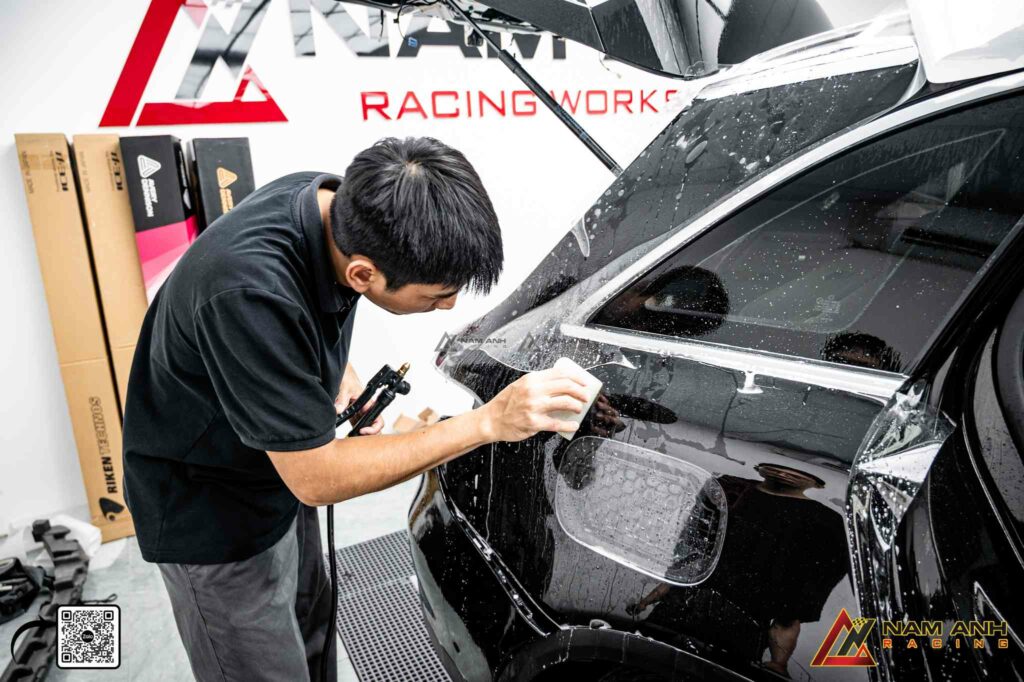 Nam Anh Racing ứng dụng kỹ thuật gán phim tiên tiến với dung dịch kích hoạt bề mặt độc quyền, giúp tăng độ bám dính mà vẫn dễ tinh chỉnh mép film.