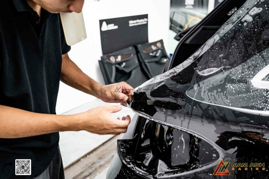 Đội ngũ kỹ thuật viên Nam Anh Racing sử dụng kỹ thuật gán phim PPF theo form cắt riêng từng mẫu xe.