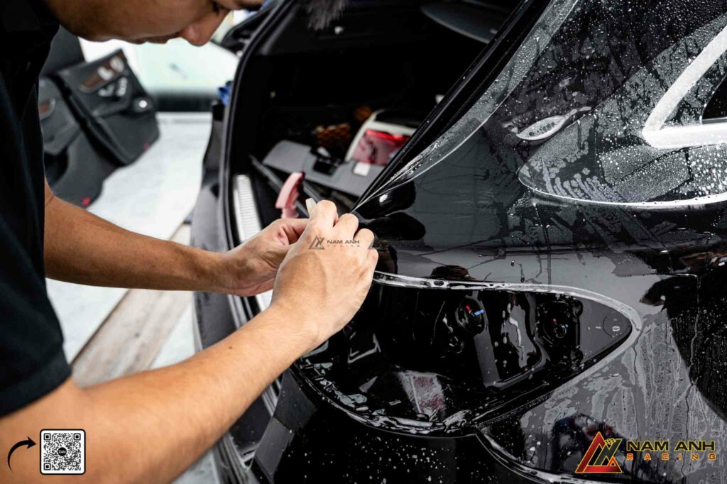 Từng bước thi công đều được kiểm soát nhiệt độ, độ ẩm và lực ép gạt