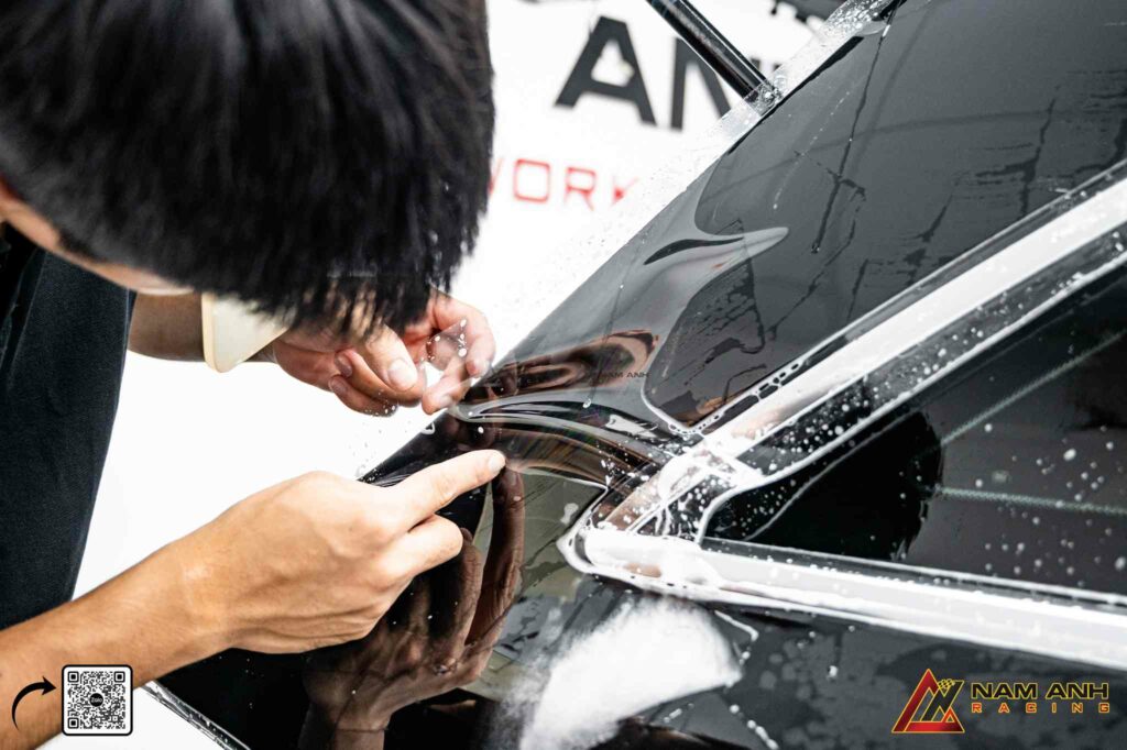 Lớp PPF được dán phẳng mịn, liền mạch và không xuất hiện bọt khí trên bề mặt.