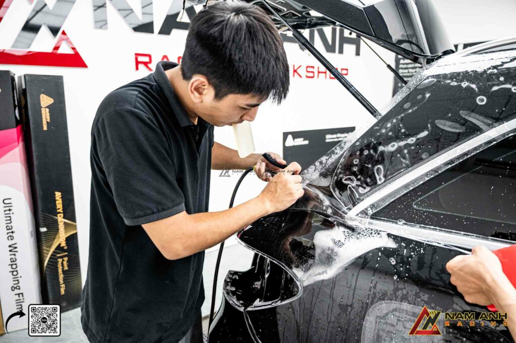 Kỹ thuật viên Nam Anh Racing dán PPF bằng phương pháp khô hoặc ướt tùy từng vị trí xe.