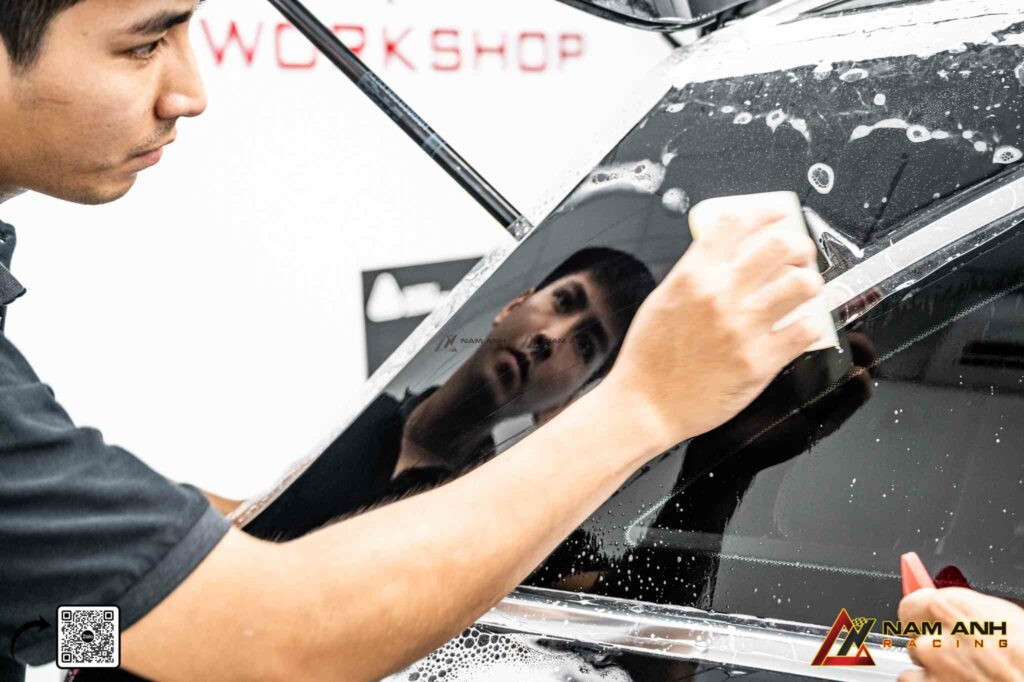 Phòng thi công PPF có hệ thống kiểm soát nhiệt độ, độ ẩm và bụi mịn chuyên dụng.