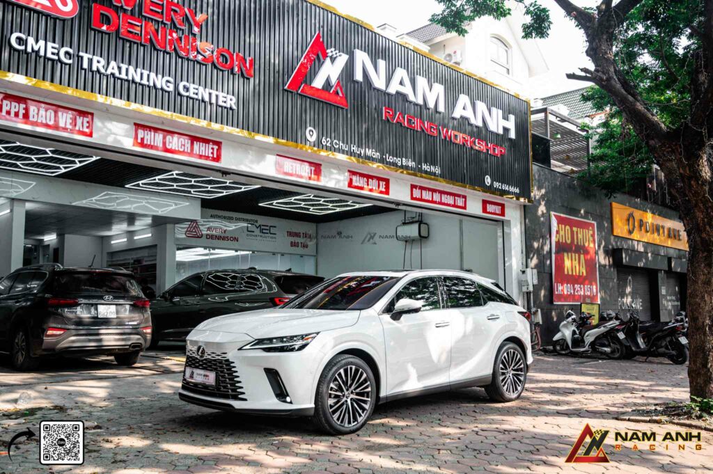 Hệ thống máy cắt CNC và kỹ thuật viên chuyên nghiệp đảm bảo lớp PPF khớp hoàn hảo với thân xe.