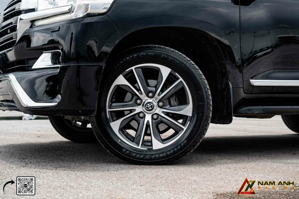 Thiết kế đồng bộ từ đầu đến đuôi, tôn dáng thể thao và bề thế cho Land Cruiser.