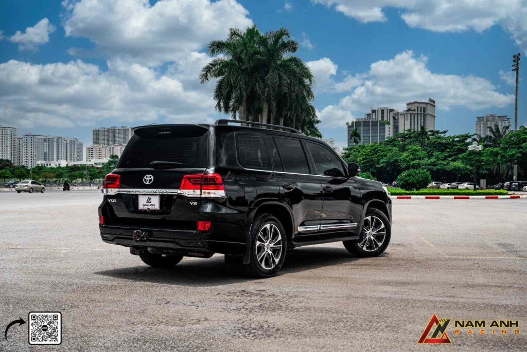 Bodykit Land Cruiser U úp với cản trước chữ U đặc trưng, tạo diện mạo vững chắc và mạnh mẽ.